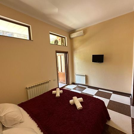 Royal Plus Hotel Jerevan Exteriör bild