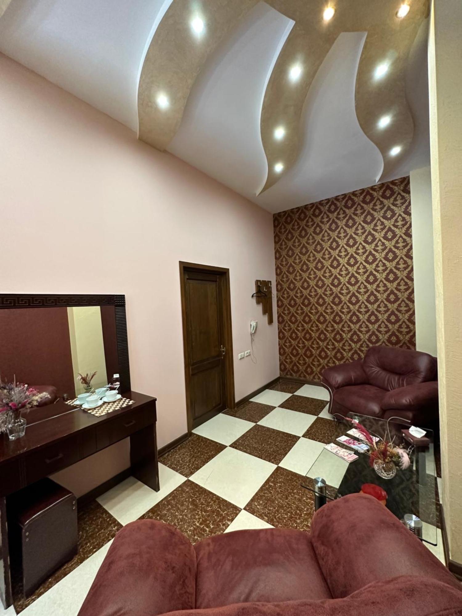 Royal Plus Hotel Jerevan Exteriör bild