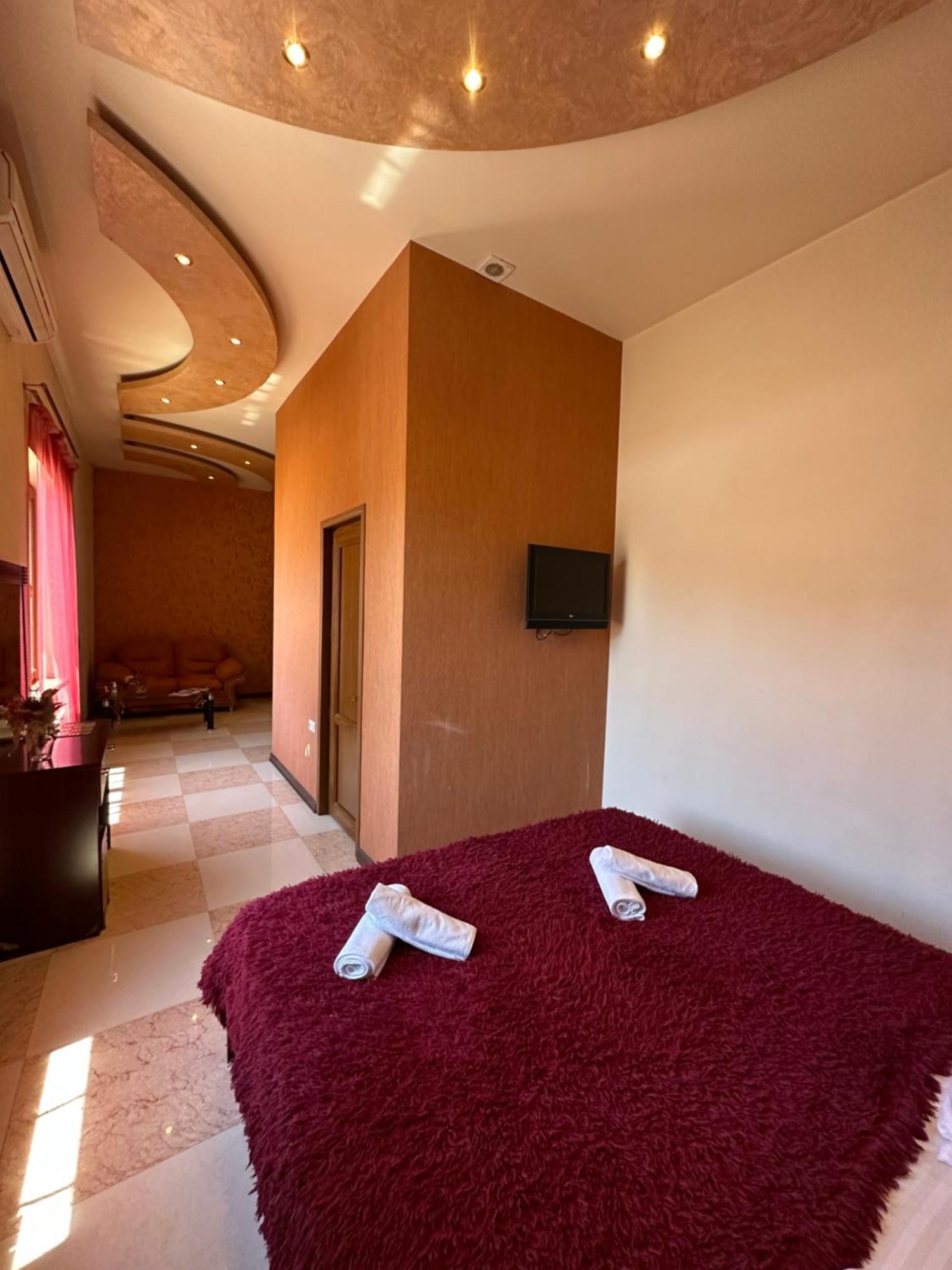 Royal Plus Hotel Jerevan Exteriör bild