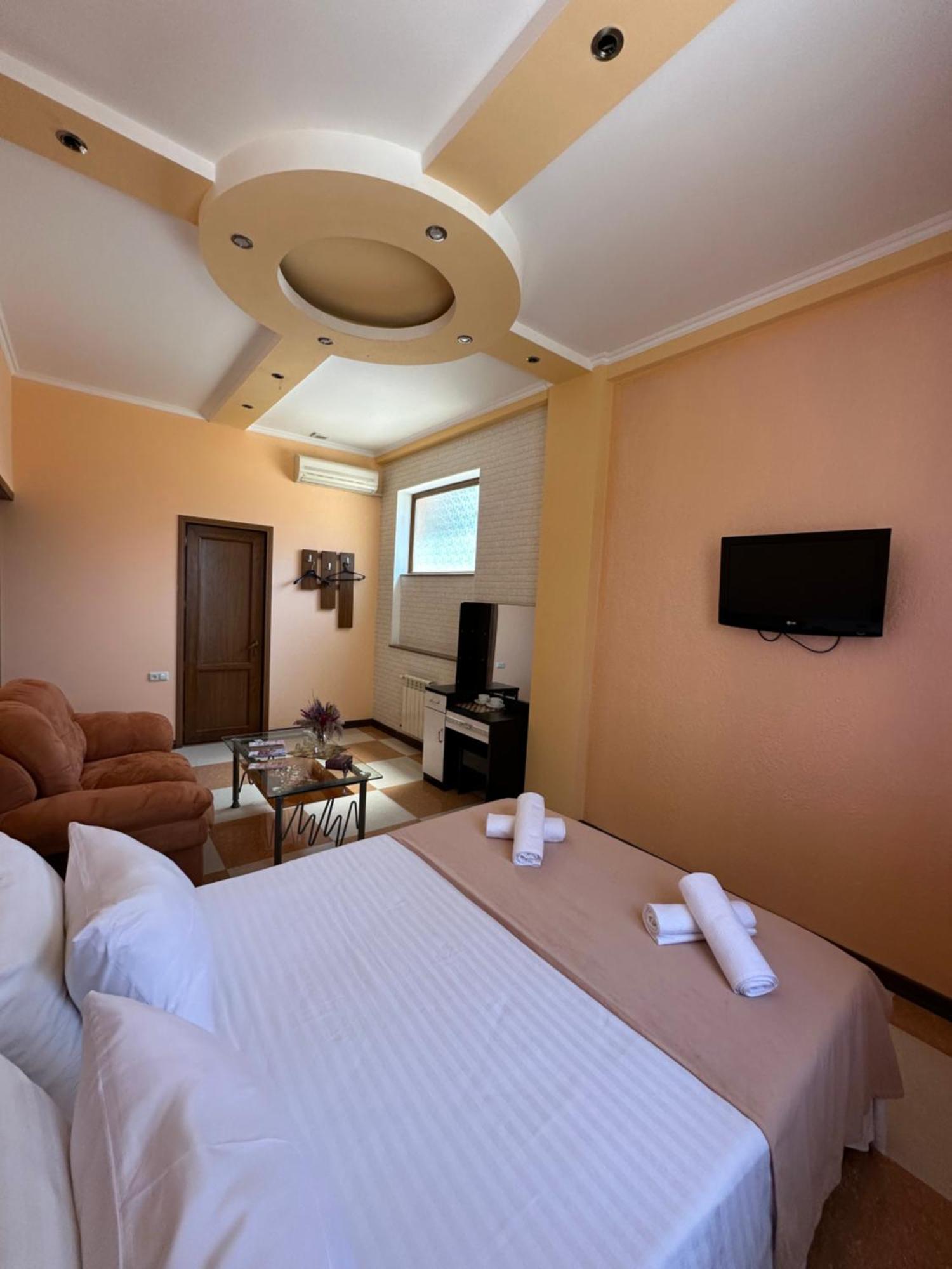 Royal Plus Hotel Jerevan Exteriör bild