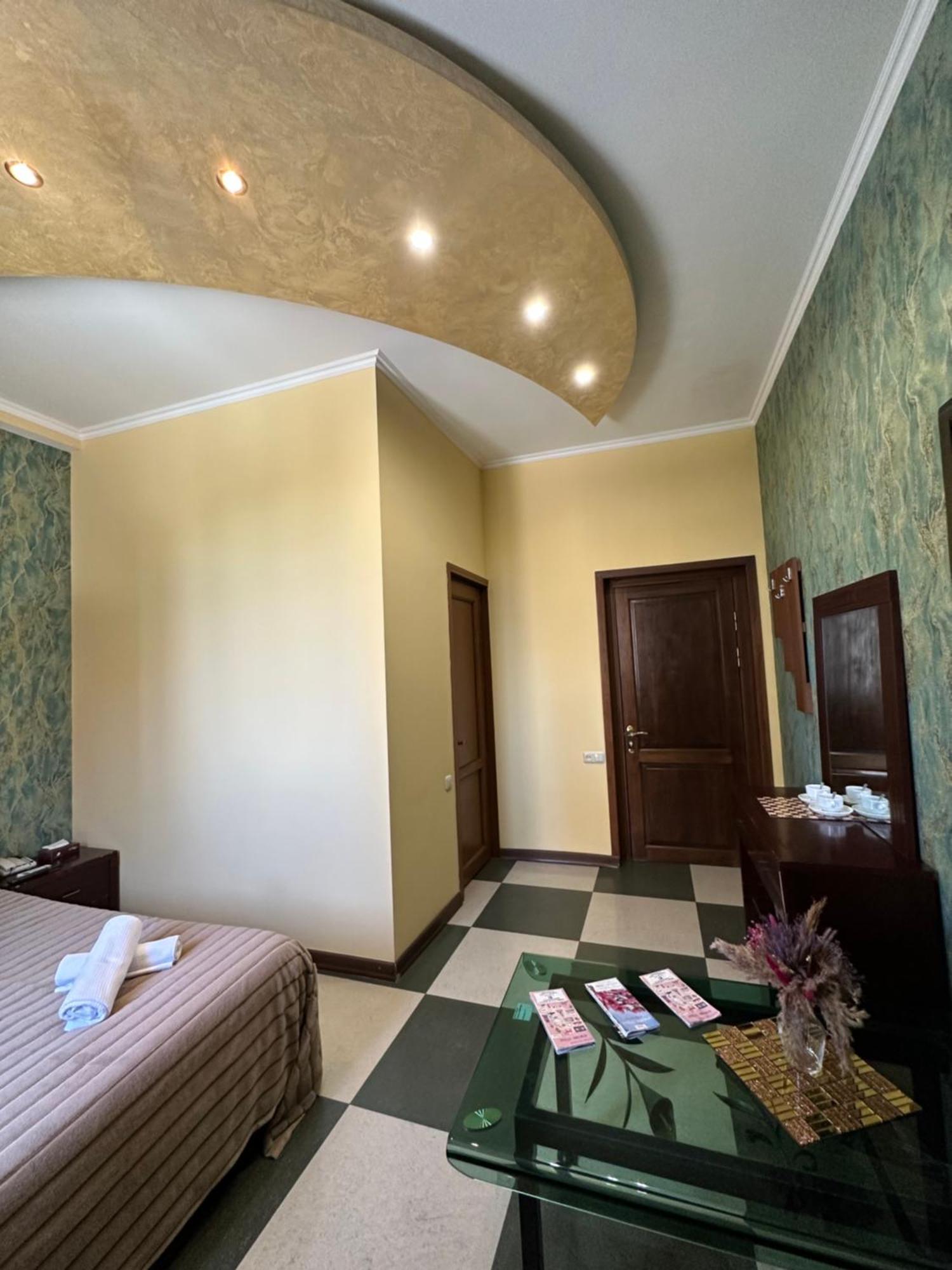 Royal Plus Hotel Jerevan Exteriör bild