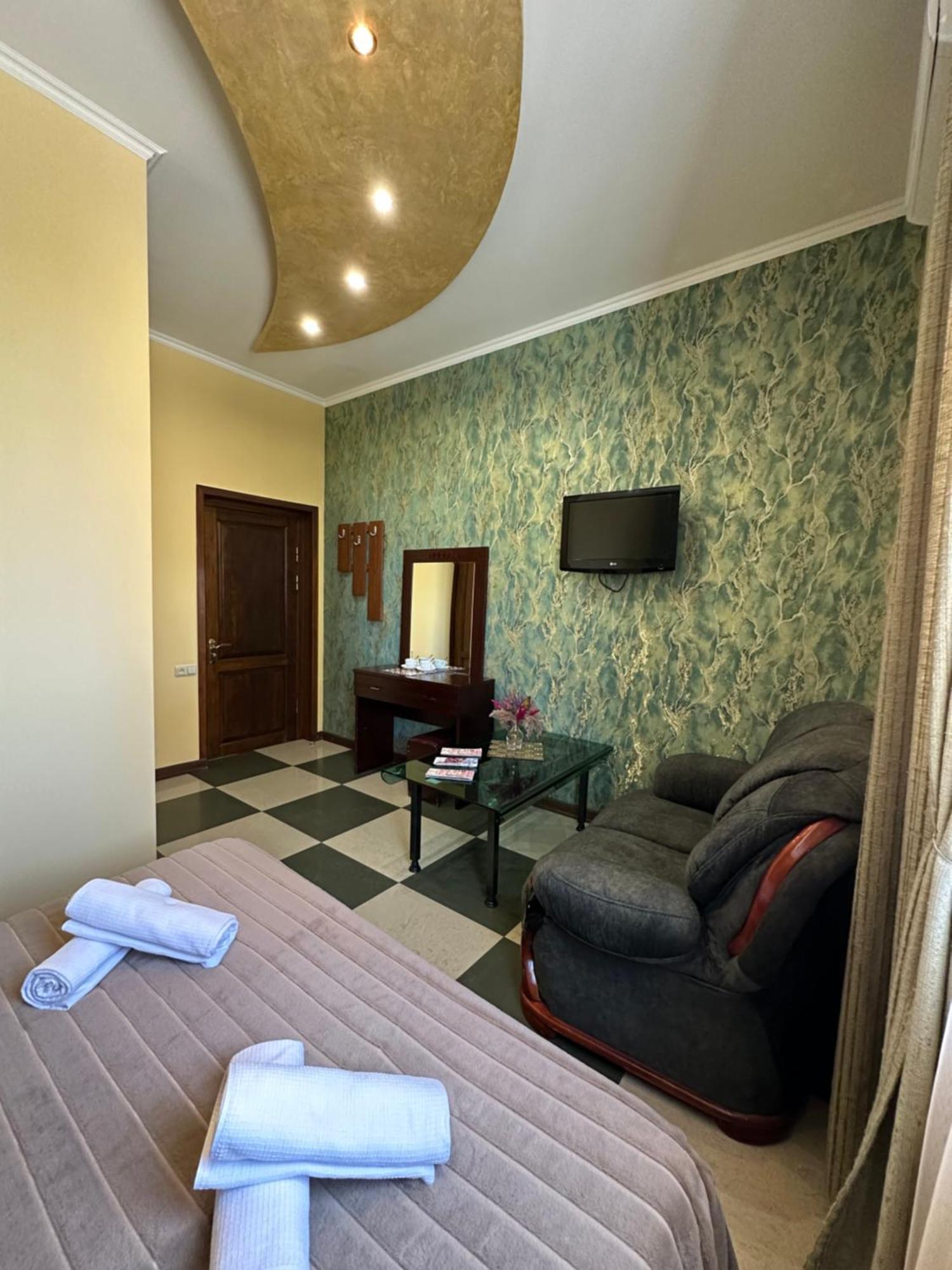 Royal Plus Hotel Jerevan Exteriör bild